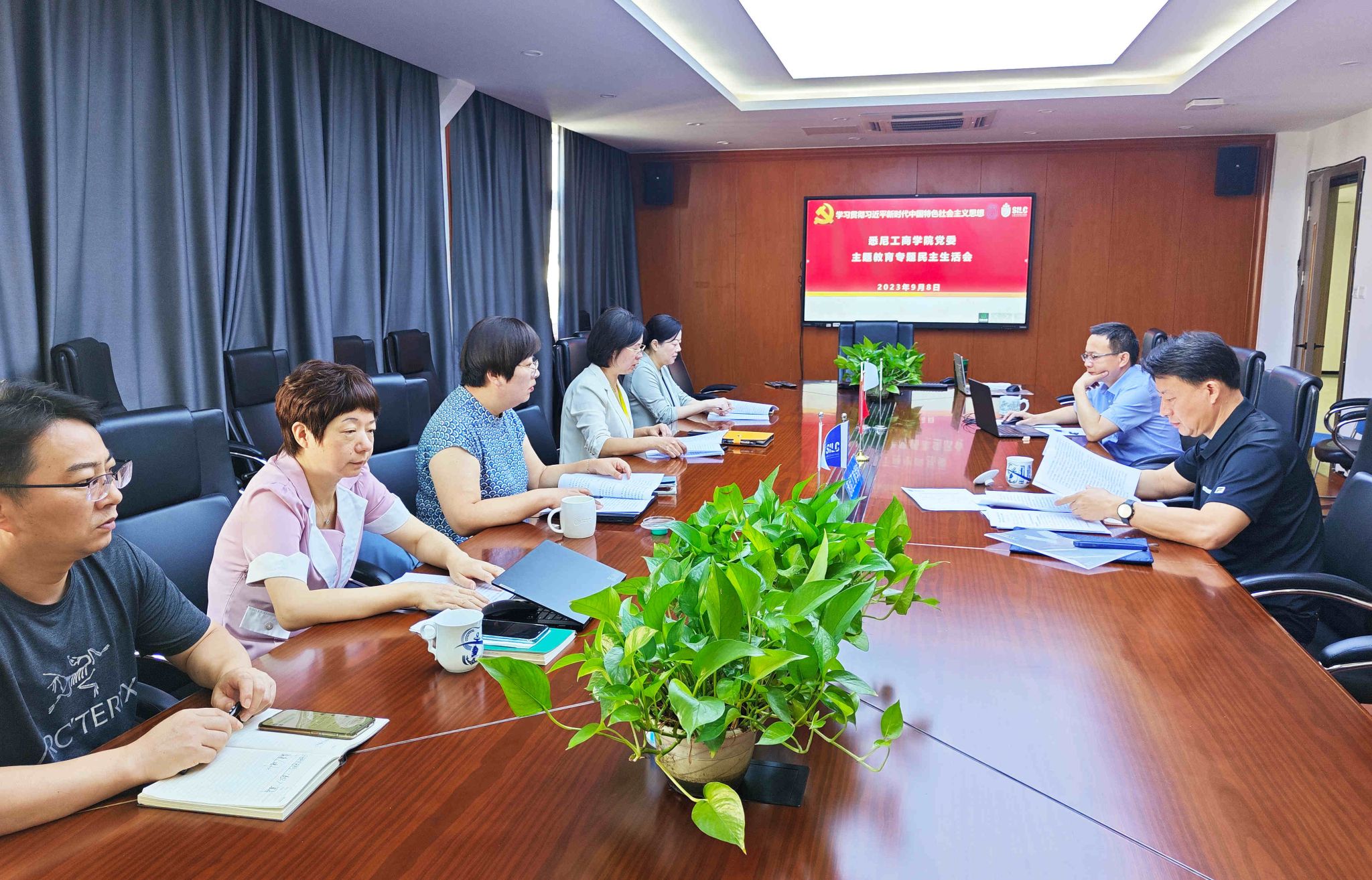 悉尼工商学院党委举行学习贯彻习近平新时代中国特色社会主义思想主题教育专题民主生活会.jpg