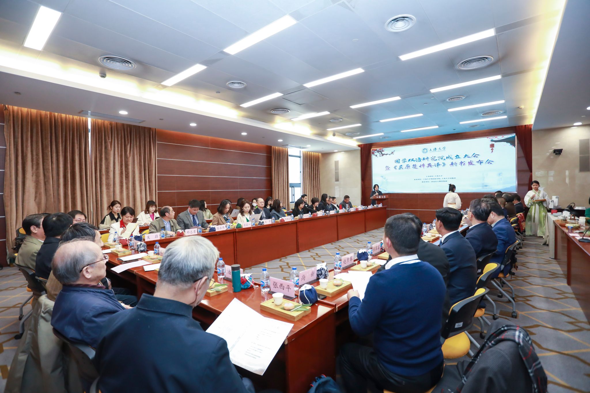 图一 365英国上市官网在线外国语学院副院长唐青叶教授主持.jpg