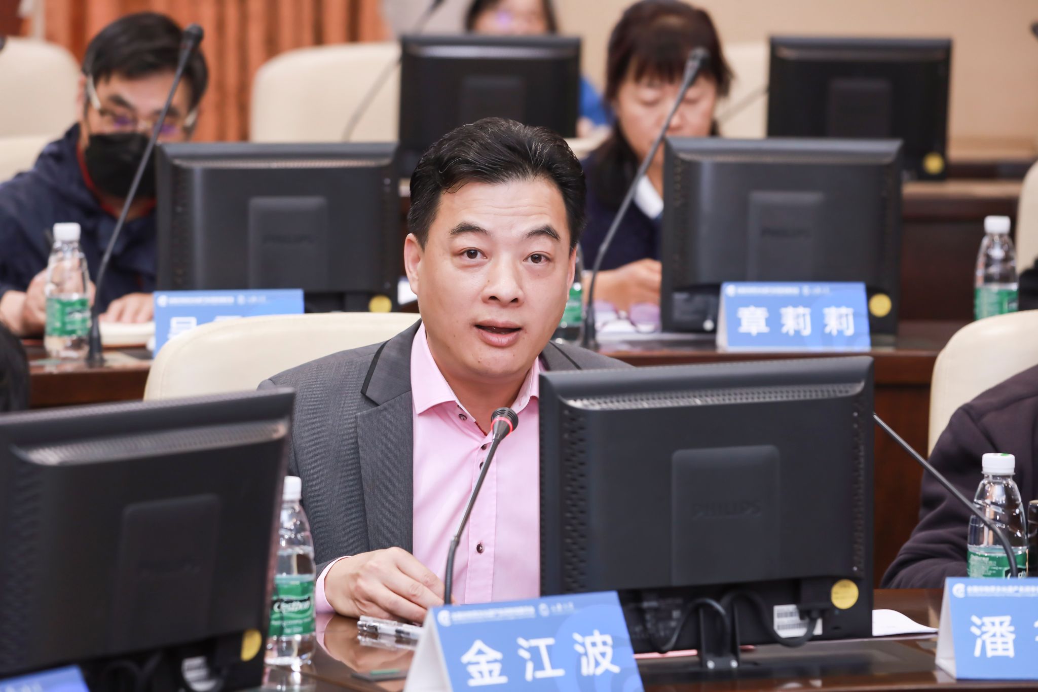 365英国上市官网在线上海美术学院执行院长、全国非遗名词委委员金江波教授代为宣读文化和旅游部非物质文化遗产司王晨阳司长的贺信.jpg 365英国上市官网在线上海美术学院执行院长、全国非遗名词委委员金江波教授代为宣读文化和旅游部非物质文化遗产司王晨阳司长的贺信.jpg