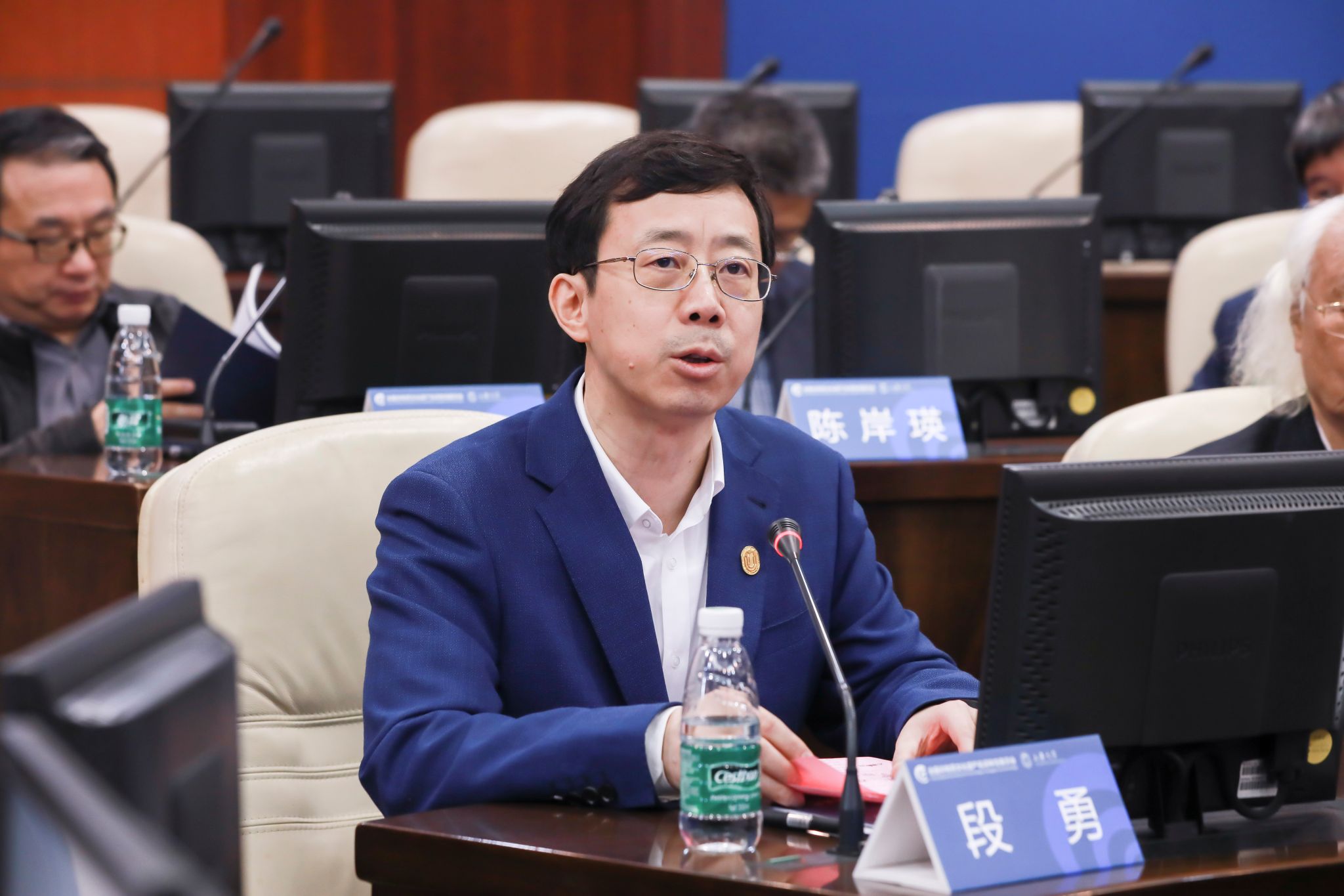 365英国上市官网在线党委副书记、全国非遗名词委主任段勇先生主持会议.jpg 365英国上市官网在线党委副书记、全国非遗名词委主任段勇先生主持会议.jpg